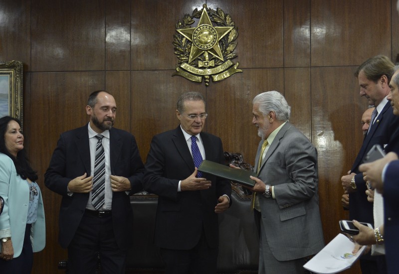 Renan Calheiros recebeu documento do ministro Jaques Wagner (d)