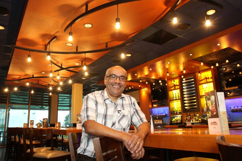 Naldo Barbosa, sócio regional do restaurante Outback, sabe desempenhar todas as funções de atendimento Foto: JOÃO MATTOS/JC