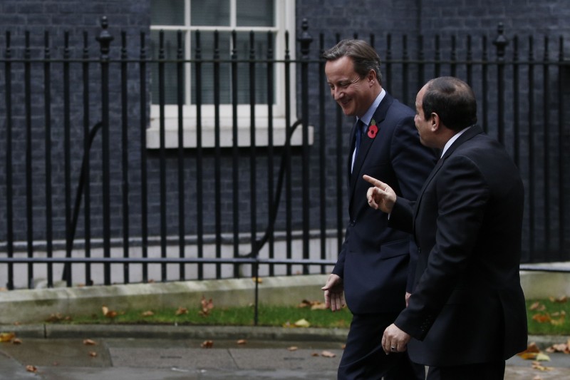 El-Sissi (d) viajou a Londres para uma reunião com David Cameron