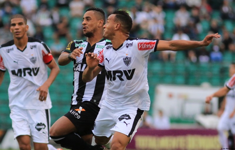 Time catarinense não resistiu ao Galo, que marcou gol no fim do jogo