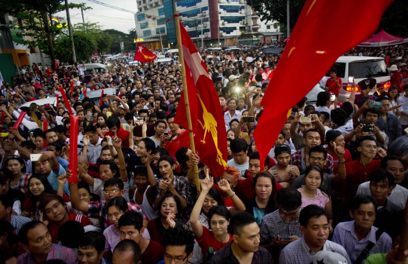 Manifestantes da oposição saíram às ruas para apoiar Aung San Suu Kyi