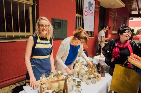 C&iacute;ntia Selbach, dona da El Gato, vende os produtos na internet e feiras