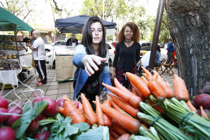 As meninas da Cesta Feira madrugam para pegar os org&acirc;nicos de seus clientes direto com o produtor Foto: FREDY VIEIRA/JC