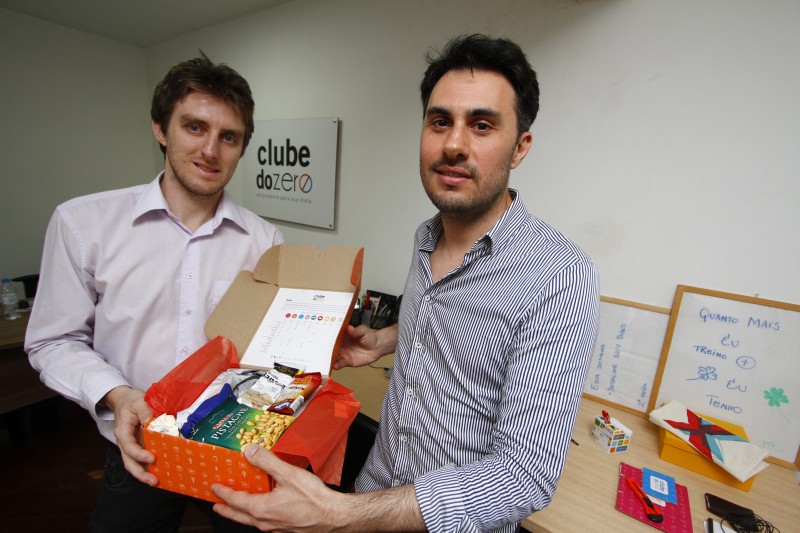 Maicon Pelizzaro e Daniel Walfrid, do Clube do Zero, um clube de assinaturas de produtos zero gl&uacute;ten, lactose e a&ccedil;&uacute;car   Foto: FREDY VIEIRA/JC