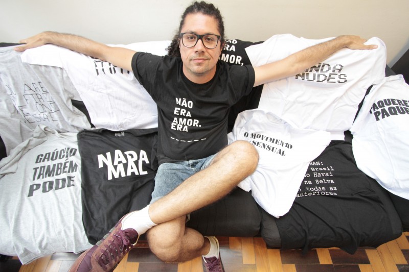 O publicit&aacute;rio Eduardo Silveira fica ligado no que &eacute; dito por a&iacute; para transpor os memes aos tecidos Foto: JONATHAN HECKLER/JC