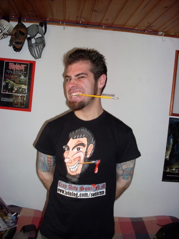 Sonic pinta os modelos &agrave; m&atilde;o, e tem o cuidado de respeitar os Direitos Autorais Foto: Arquivo Pessoal/JC