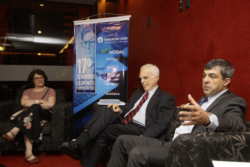 Leda (e), Guimarães Neto (c) e Padovani (d) participaram de evento da Fundação CEEE 