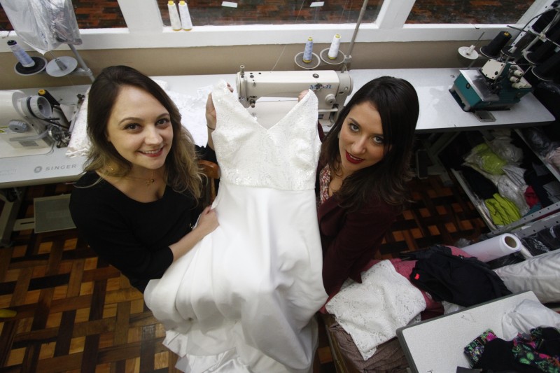 As s&oacute;cias La&iacute;s Ribeiro e Jana&iacute;na Pasin (a terceira s&oacute;cia, Nat&aacute;lia Pegoraro, estava em lua de mel (!) quando fizemos essa foto) Foto: FREDY VIEIRA/JC