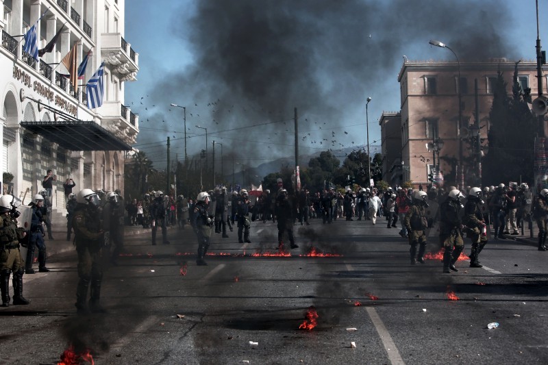 Manifestantes lançaram coquetéis molotov, e a polícia, bombas de gás