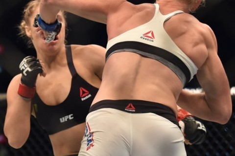 Holly Holm (de costas) vence Ronda Rousey em combate neste sábado, em Melbourne