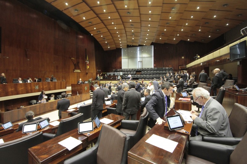 Na sessão de estreia do registro do voto por tablet, parlamentares estaduais aprovaram quatro projetos 