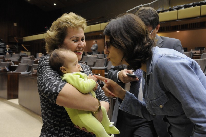  Deputada Manuela D´ávila e a filha, Laura, visitam deputados no plenário da Assembleia Legislativa. Foto Marcelo Bertani Agência ALRS.  