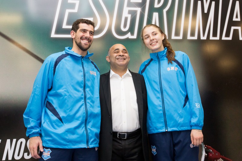  O ministro do esporte George Hilton com os atletas João Souza e Gabriela Cecchini na nova sala de esgrima do GNU  
