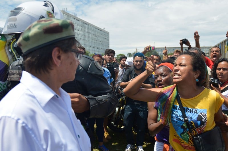 Manifestantes que pedem intervenção militar entraram em confronto com integrantes da Marcha das Mulheres Negras durante passeata contra o racismo e a violência