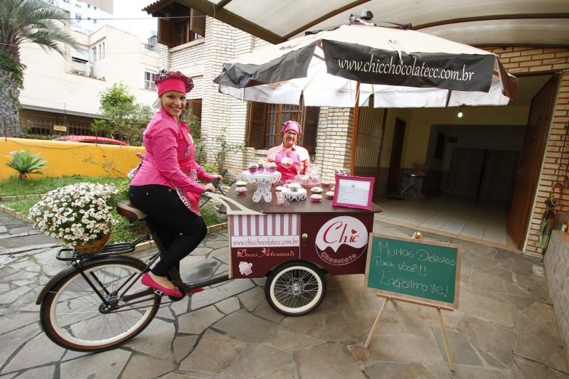 Jaqueline e Luiza, da Chic Chocolate: inten&ccedil;&atilde;o era bancar os estudos Foto: FREDY VIEIRA/JC