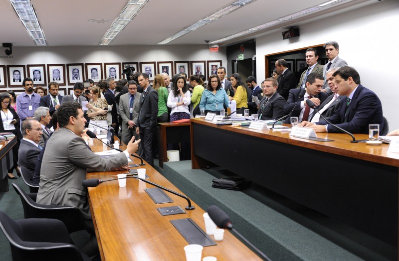 Eduardo Cunha é acusado de manobra para adiar pauta do colegiado