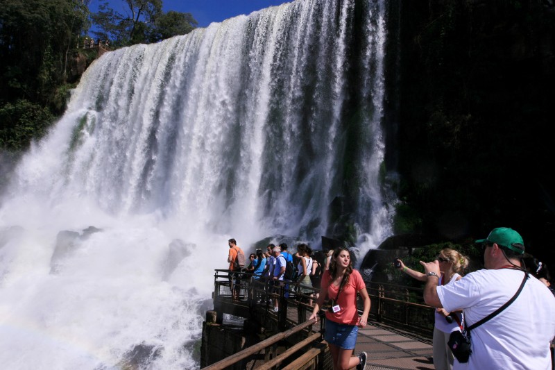 Atrações como as cataratas e a possibilidade de compras na fronteira devem levar muitos a Foz do Iguaçu