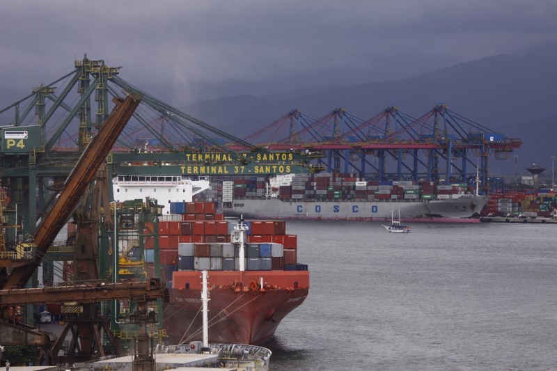 Em Santos, o mais imporante canal brasileiro de comércio exterior, o aumento previsto para a movimentação chega a 4%. Até setembro, haviam embarcado ou desembarcado um total de 88,6 milhões de toneladas  