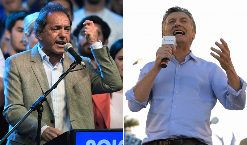 Daniel Scioli (e) e Mauricio Macri disputam presidência neste domingo
