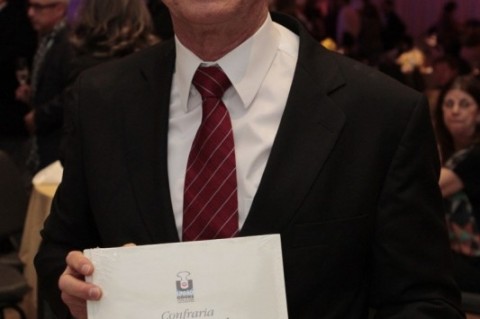 Ney Silva com o livro comemorativo dos cooks  