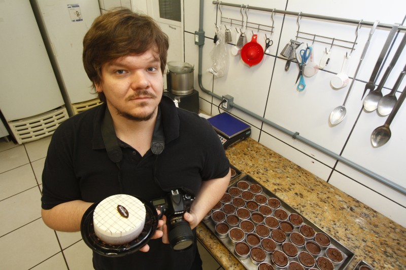 Pedro Monsev &eacute; um dos propriet&aacute;rios da Choc&oacute;latras   Foto: FREDY VIEIRA/JC