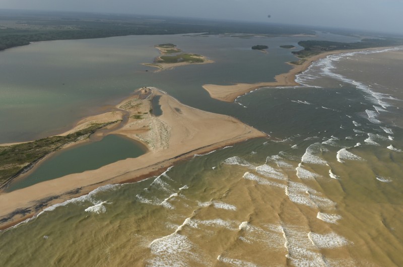 Justiça determina que Samarco desobstrua rio Doce