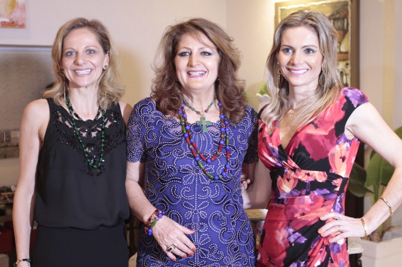 A aniversariante, Cristina Piccoli, entre as filhas, Tatiane Piccoli Stédile e Débora Piccoli
