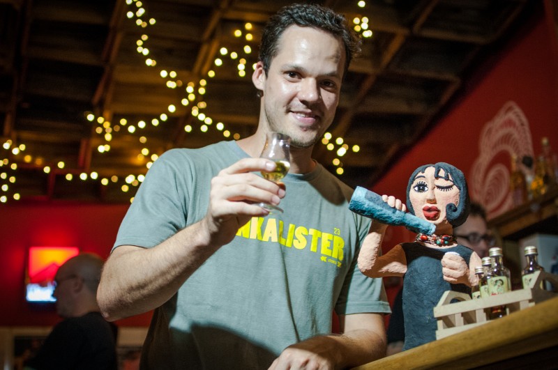 Guilherme Carlin &eacute; jornalista de forma&ccedil;&atilde;o e dono de uma marca de cacha&ccedil;a. Foto: Jefferson Carnelutti/Divulga&ccedil;&atilde;o/JC