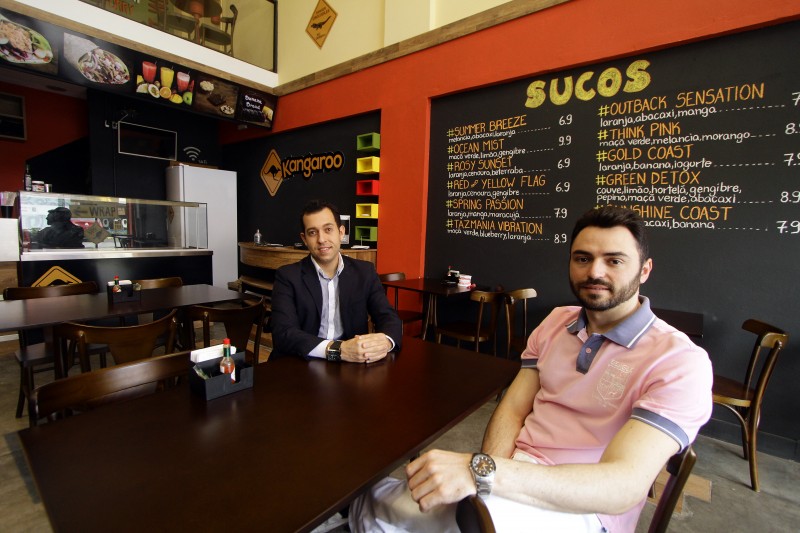 Renan Farias Santos e Laerte Fagundes: apesar de poucas horas livres, amigos de inf�ncia abriram restaurante australiano na Zona Sul de Porto Alegre