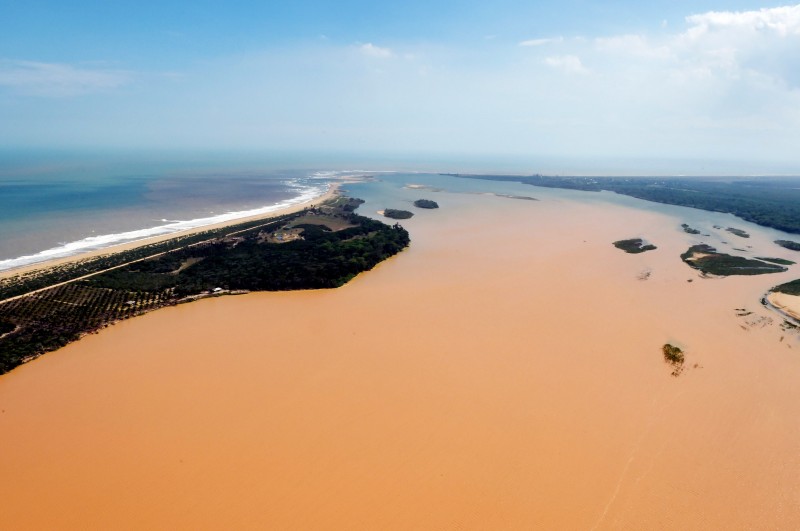 Prefeitura de Linhares, no Espírito Santo, interditou as praias Regência e Povoação após água ficar barrenta