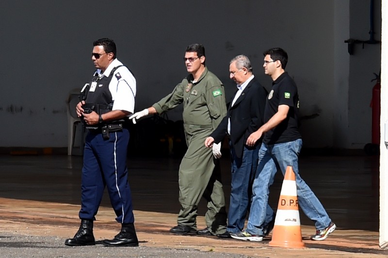 Custodiado por agentes federais, empresário José Carlos Bumlai embarca para Curitiba, sede da Lava Jato