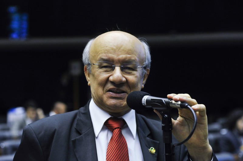 Provável interino na liderança, José Pimentel defendeu voto fechado