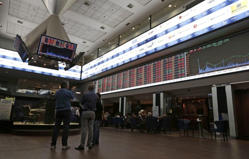 Às 11h30, o Ibovespa caía 1,04%, aos 110.687,92 pontos