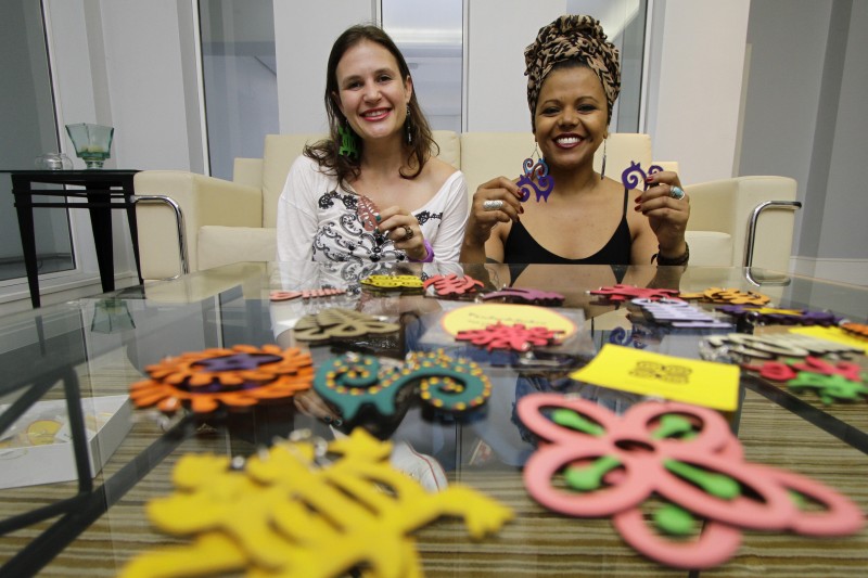  Pauta Gera&ccedil;&atilde;oE.   Visita no JC.   Fotos das empreendedoras Angela Novello (e) e Greice Jones, com acess&oacute;rios fabricados por elas.   Foto: MARCELO G. RIBEIRO/JC