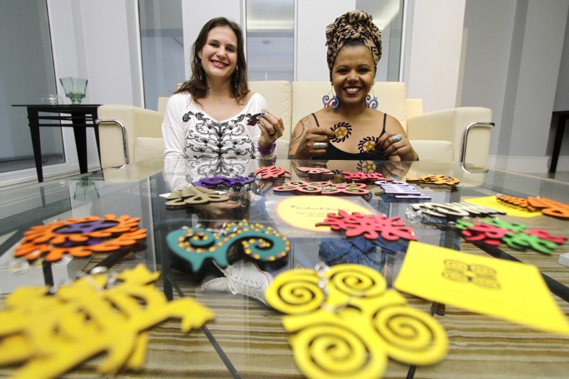  Pauta Gera&ccedil;&atilde;oE.   Visita no JC.   Fotos das empreendedoras Angela Novello (e) e Greice Jones, com acess&oacute;rios fabricados por elas.   Foto: MARCELO G. RIBEIRO/JC