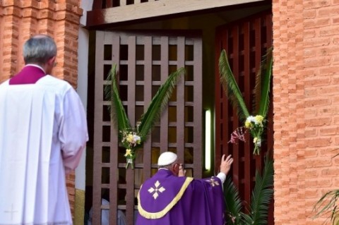 Francisco deu início ao Ano Sagrado abrindo as portas da catedral