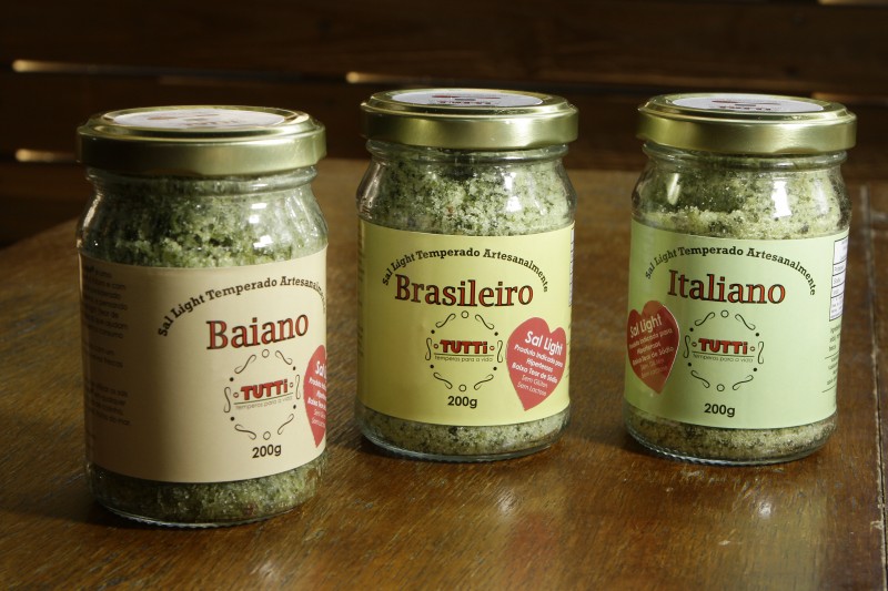 Por enquanto, h&aacute; tr&ecirc;s tipos de temperos na linha de produtos Foto: MARCELO G. RIBEIRO/JC