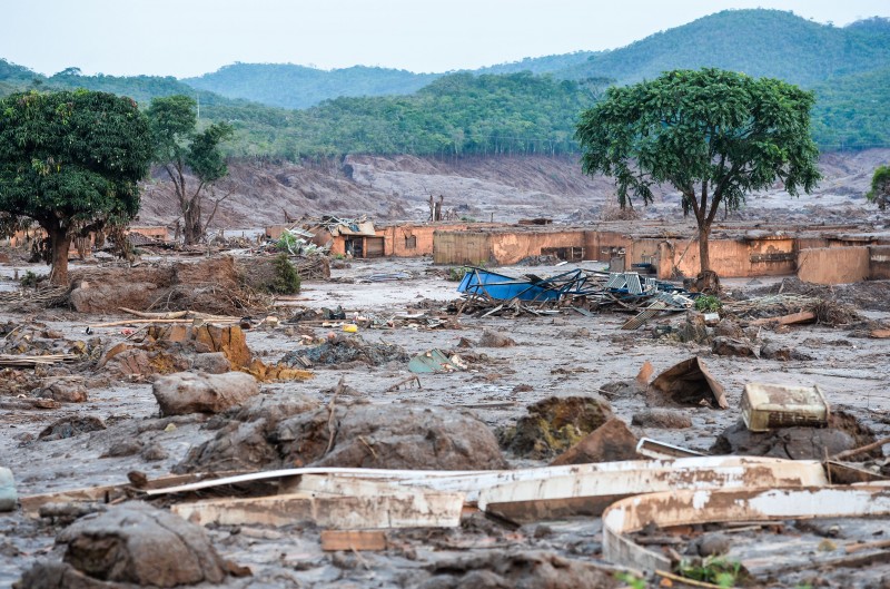 Rompimento de duas barragens da mineradora Samarco causou danos em sete cidades 