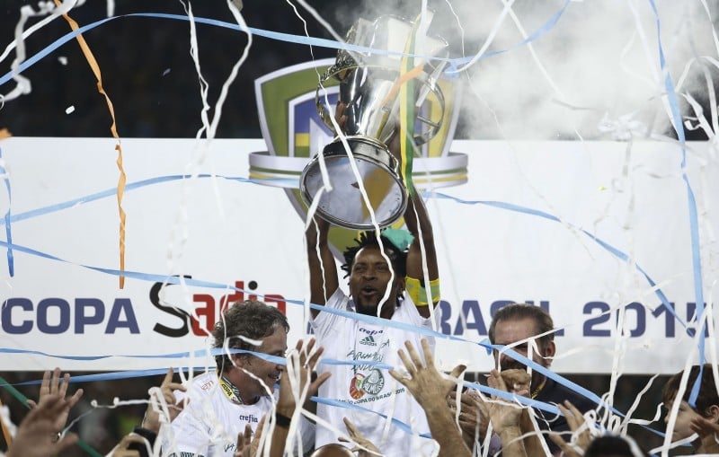 Capitão Zé Roberto ergue a taça do terceiro título do torneio do Verdão 