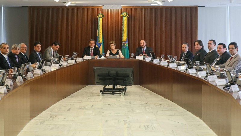 Dilma Rousseff em reunião no Palácio do Planalto em que especialistas contestam legalidade da ação 