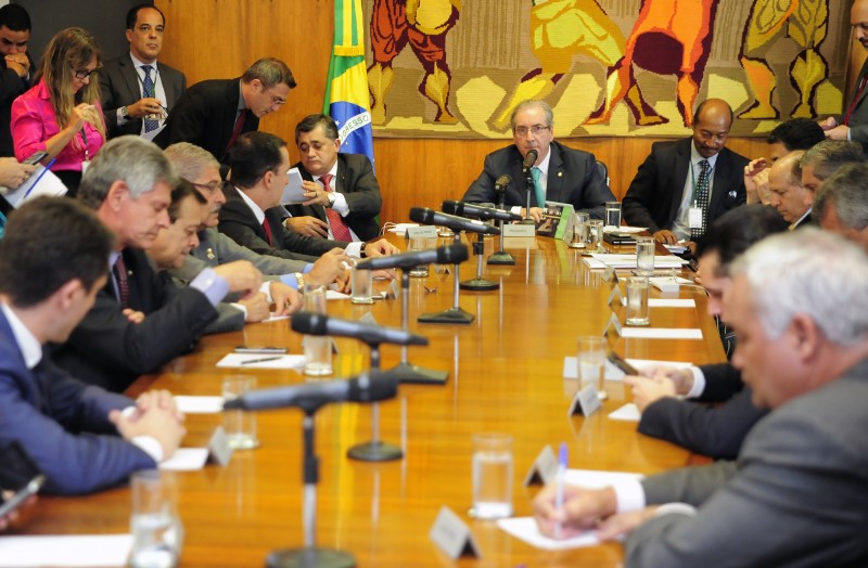 Presidente da Câmara dos Deputados, Eduardo Cunha (c) reuniu líderes partidários para tomar a decisão 