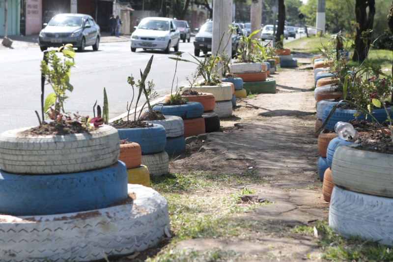  Pontos do canteiro central da Av. Ipiranga, onde antes havia focos de lixo, agora são decorados com pneus pintados usados como vasos de folhagens  