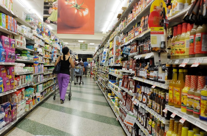 Brasileiro está pagando mais pelos produtos nos supermercados e levando menos itens