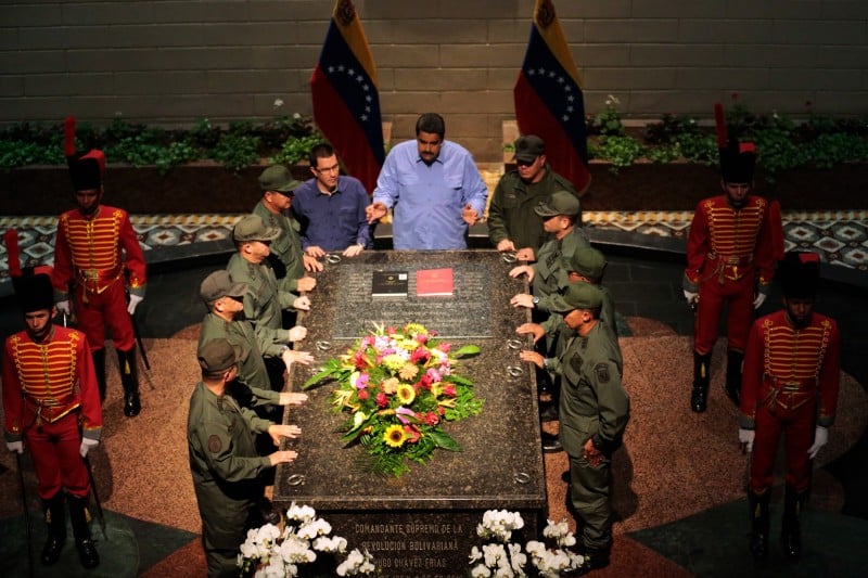 Em torno do túmulo do ex-presidente Hugo Chávez, Nicolás Maduro deu orientação para ministros