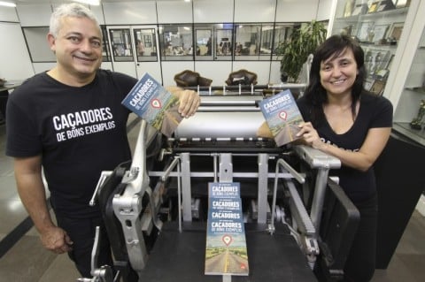  Visita a reda��o do Jornal do Com�rcio de Iara Xavier e Eduardo Xavier do projeto Ca�adores de Bons Exemplo.    Na foto:  Iara Xavier e Eduardo Xavier com o livro 