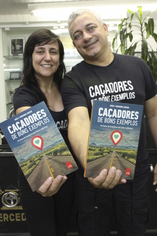  Visita a reda&ccedil;&atilde;o do Jornal do Com&eacute;rcio de Iara Xavier e Eduardo Xavier do projeto Ca&ccedil;adores de Bons Exemplo.    Na foto:  Iara Xavier e Eduardo Xavier com o livro "Ca&ccedil;adores de Bons Exemplos".   Foto: JO&Atilde;O MATTOS/JC