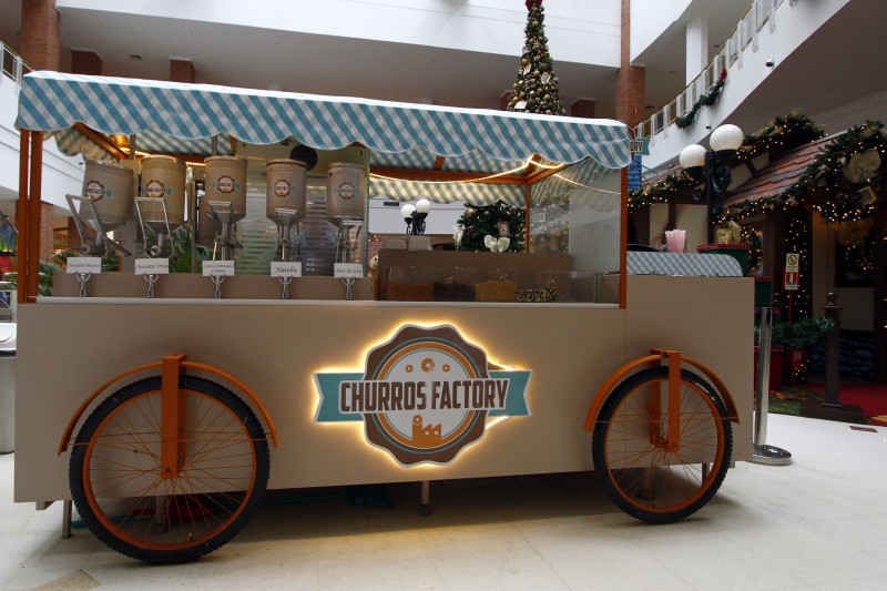 Carrinho da Churros Factory, no Praia de Belas: empresa estaciona em Cap&atilde;o at&eacute; fevereiro Foto: FREDY VIEIRA/JC