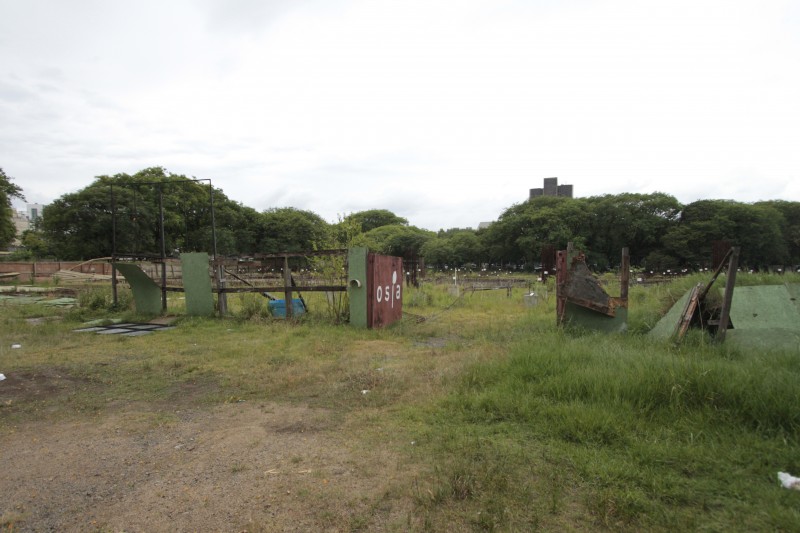 Com obras paralisadas, terreno encontra-se abandonado