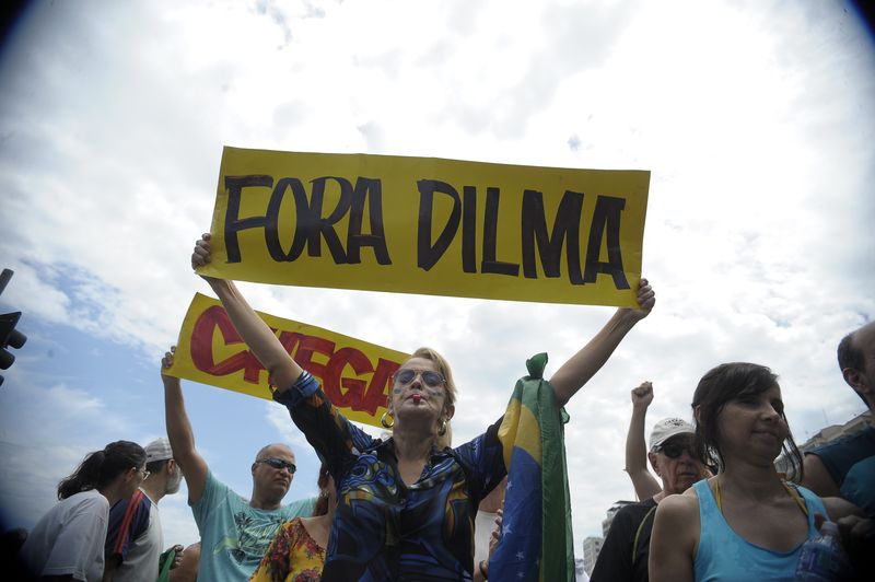 Na Praia de Copacabana, manifestantes fizeram ato defendendo o afastamento da presidente