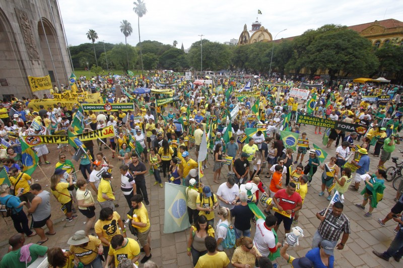 Movimento Brasil Livre lidera manifestação no Monumento ao Expedicionário, no parque Farroupilha  